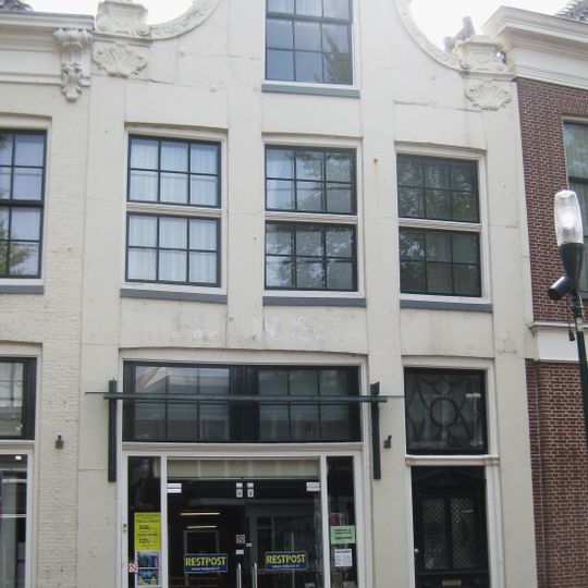 Pand met voorgevel met rechte kroonlijst onder schilddak met topschoorsteen