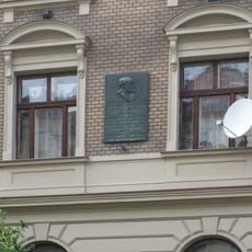 Pamětní deska Jindřicha Vančury na domě Holečkova 1043/22 na Smíchově