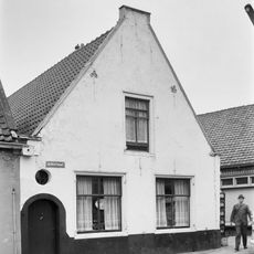 Pand met gepleisterde topgevel