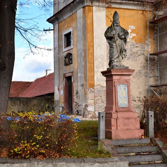 Socha svatého Mikuláše u kostela v Nepomyšli