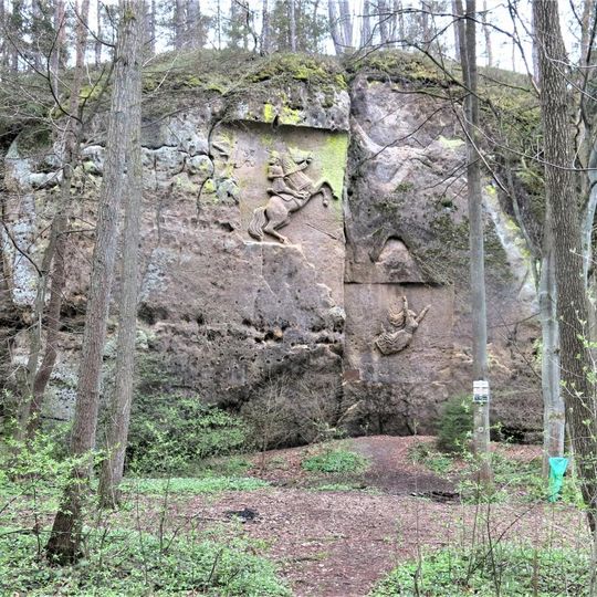 Skalní reliéf Skála smrti jižně od Kunratic u Cvikova