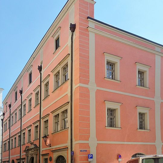 Ehemaliger Domherrenhof, sogenannter Herbersteinpalais, seit 1700 Amtswohnung des Bürgermeisters, seit 1904 Amtsgericht