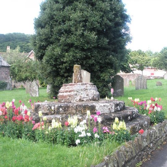 Cross in the churchyard of St George's Church