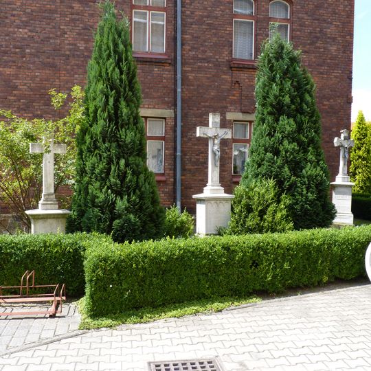 Kříž v Píšti u kostela svatého Vavřince vpravo