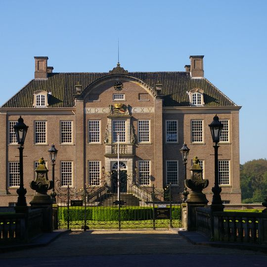 Eerde: toegangshek met vazen en lantaarns