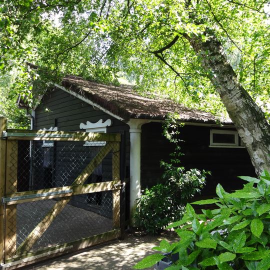 Blijdorp: houten dierenverblijf