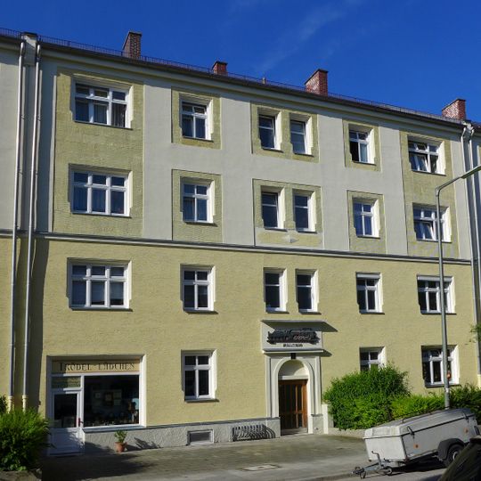 Mittelteil eines langgestreckten Wohnblocks der Königlichen Bayerischen Staatsbahn