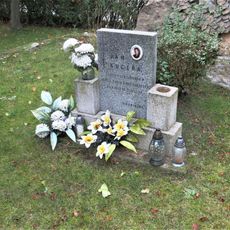 Pomník Janu Kučerovi na návsi v Tuhani