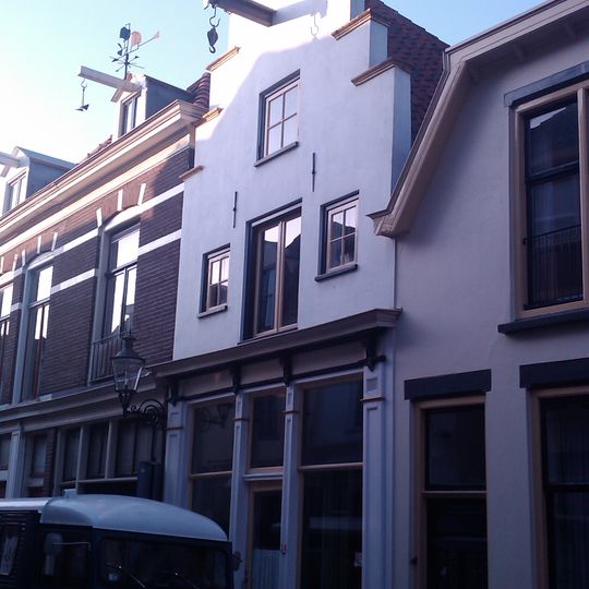 Huis met gepleisterde trapgevel