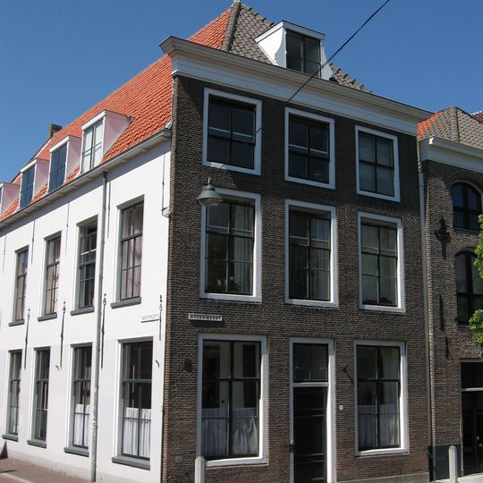 Hoekpand Breestraat, pand met gepleisterde zijgevel, waarin muurankers en Empire-ramen