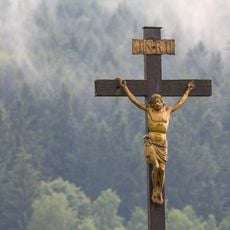 Centrální kříž na hřbitově v Horní Chřibské