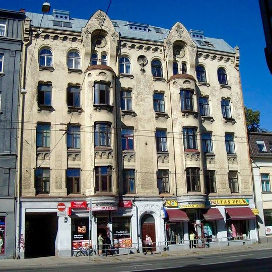 Īres nams ar veikaliem