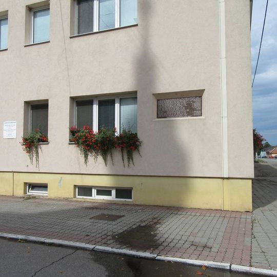 Pamětní deska v Lanžhotě na zdi zdravotního střediska