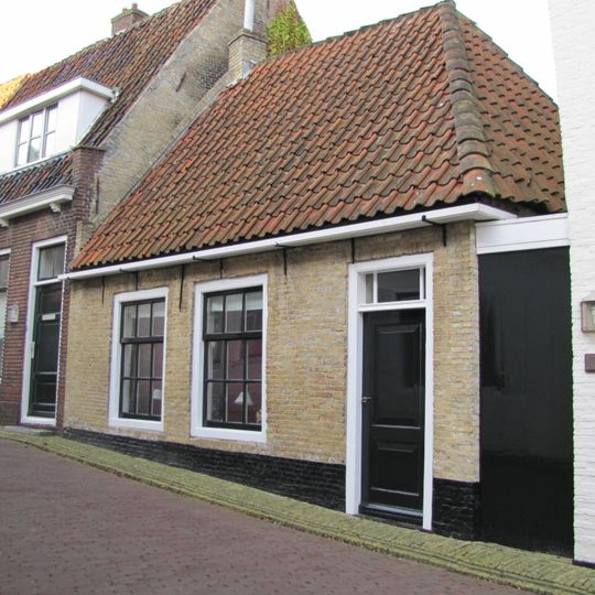 Laag huisje onder dwarskap