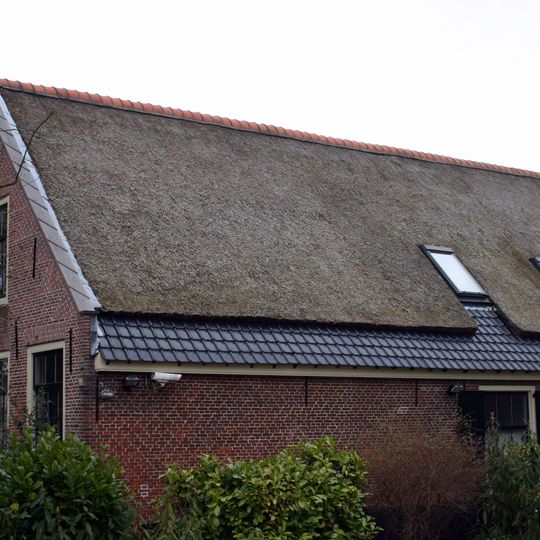 Boerderij "Lindenhoeve". Langhuis met topgevel en opkamer. Rieten dak. Nieuw bedrijfsgebouw