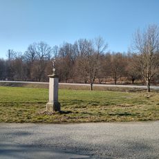 Kříž u Hluboké u silnice na Týn