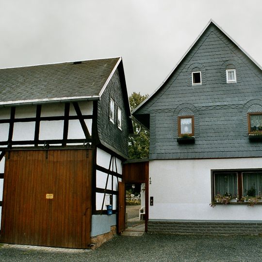 Wohnstallhaus und Toreinfahrt eines Dreiseithofes Obere Bachstraße 12