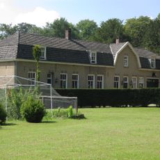 Het Huys ten Donck: dienstwoningen met koetshuis