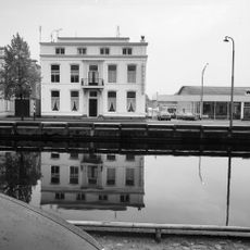 Breed woonhuis uit twee samengevoegde panden