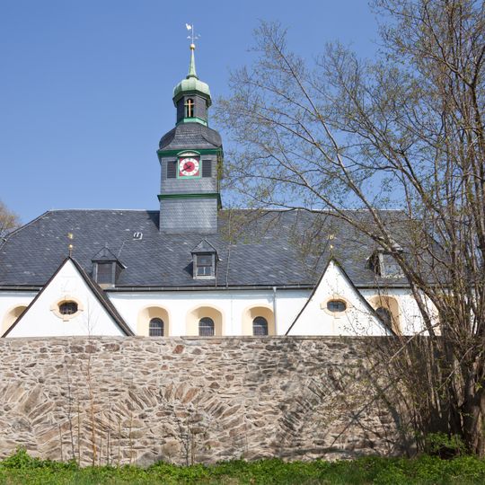 Sachgesamtheit Kirche und Kirchhof Helbigsdorf mit den Einzeldenkmalen Kirche, Mauer , drei Grabmale , Steinkreuz , Friedhofskapelle mit Gruft und Gedenkstein für die Gefallenen des Ersten und Zweiten Weltkrieges