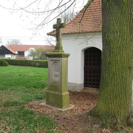 Kříž ve Studené u kaple