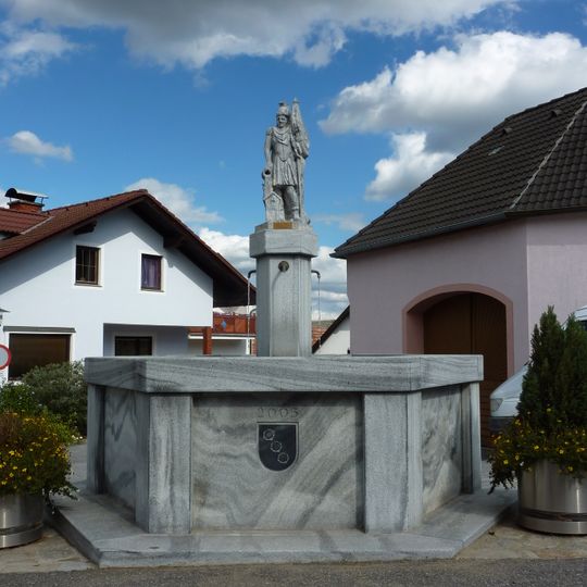 Brunnen mit Säule und hl. Florian
