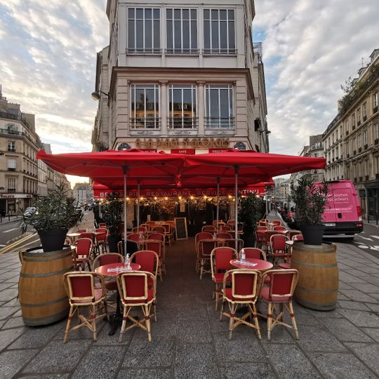 À la place Saint-Georges