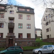 Mietshaus in offener Bebauung mit Vorgarten Zeißstraße 74