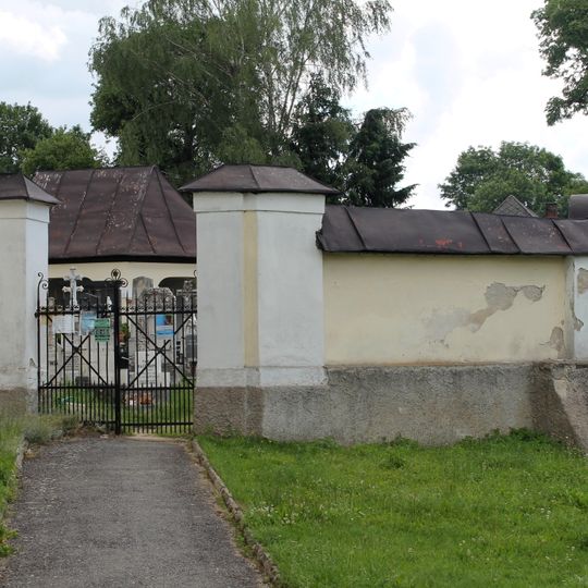 Hřbitovní zeď starého hřbitova ve Zvoli