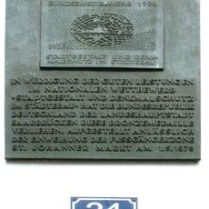 Metalltafel über der Mittelsäule; Bronzemedaille im Bundeswettbewerb 1978 Stadtgestalt und Denkmalschutz im Städtebau für den St. Johanner Markt