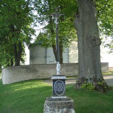 Kříž před kostelem ve Křeči