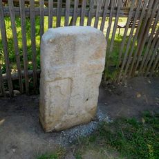 Křížový kámen proti domu čp. 90 ve Štokách
