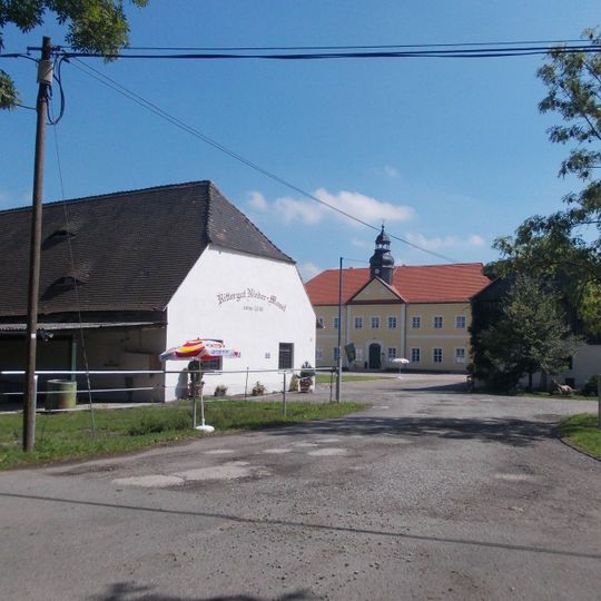 Sachgesamtheit Rittergut mit den Einzeldenkmalen Herrenhaus, Scheune und zwei barocken Putten Alter Teichweg 3