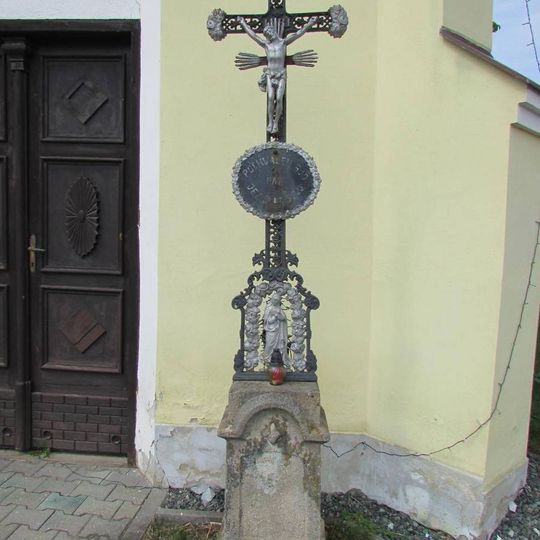 Kříž před kaplí v Bořeticích