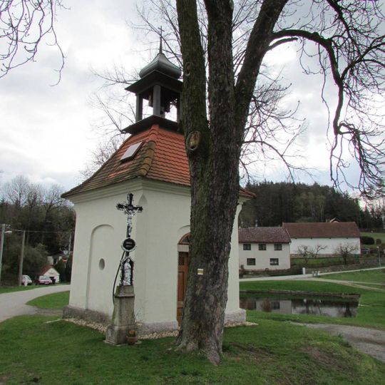 Kříž u kaple Nanebevzetí Panny Marie ve Služátkách