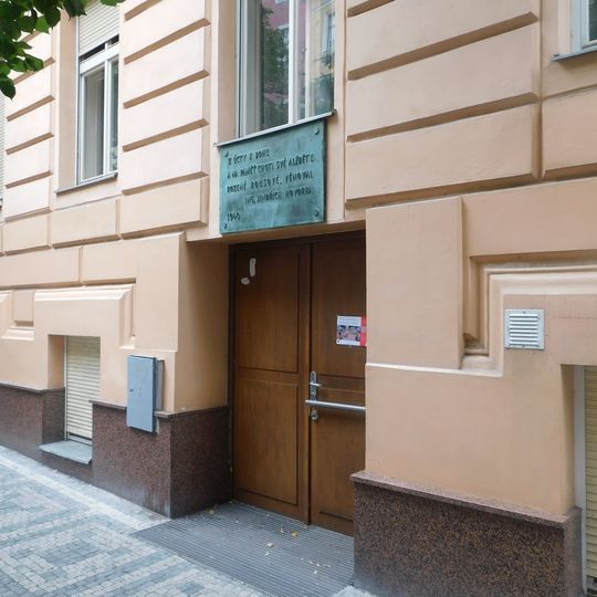 Pamětní deska Alžběty Hovorkové na domě Belgická 318/12 v Praze