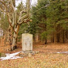 Pomník v Horních Heřmanicích u lesní cesty