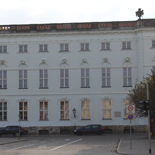 Henning-von-Tresckow-Strasse 13