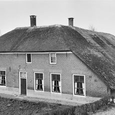 Boerderij onder omlopend rieten schilddak