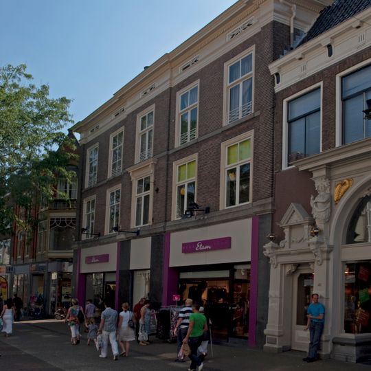 Pand met bakstenen empiregevel en forse kroonlijst met zoldervensters en jongere onderpui