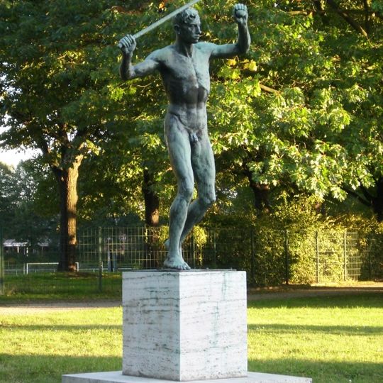 Plastik "Schlagballspieler" Forst Lausitz