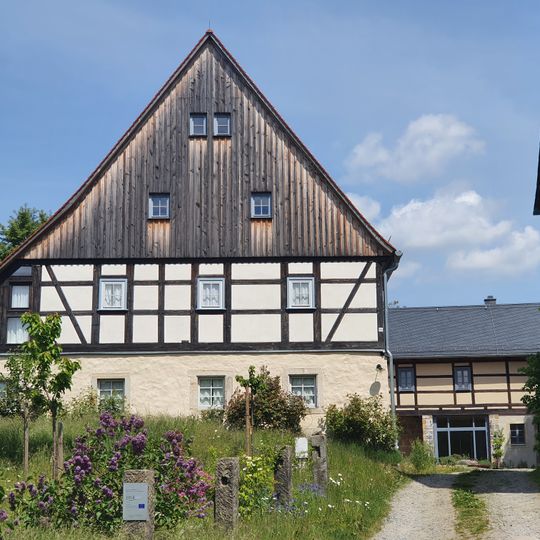 Vierseithof mit Wohnstallhaus, Seitengebäude, Scheune und zwei Sandsteinpfeilern der Hofeinfahrt Mittelstraße 25