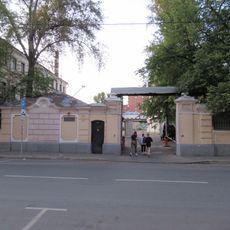 Старокирочный переулок 5, Ограда с воротами