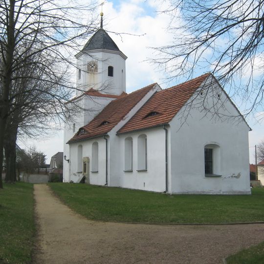 Kirche , Kirchhof mit Einfriedung und Denkmal für die Gefallenen des 1. Weltkrieges An der Kirche -
