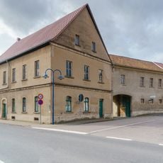 Gasthof (mit zwei Hausnummern) mit angebautem Seitengebäude und Mauerstück zur Kollauer Straße Neue Hauptstraße 12; 14