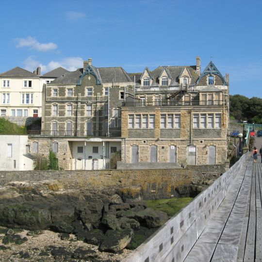 Royal Pier Hotel
