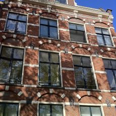 Pand met vierraamsgevel, versierd met kleine blokjes