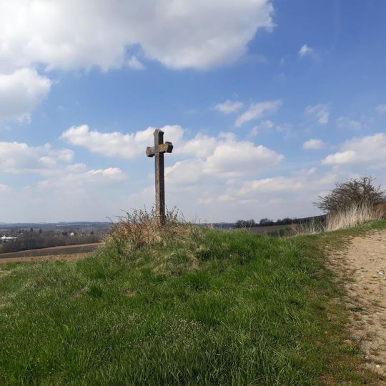 Kříž západně od Dubu u silnice