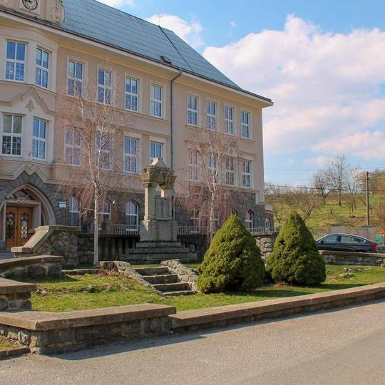 Pomník padlým v Třebařově před školou