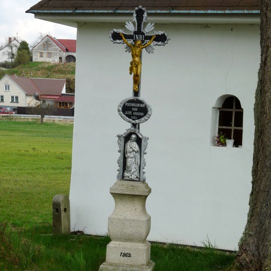 Kříž u kaple ve Žďáru